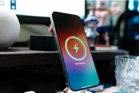 商都苹果15换屏服务分享用什么充电器给iPhone15充电更好 